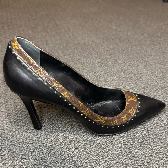 Louis Vuitton Black/Brown Monogram and Leather Studded Pointed Pumps - Picture 5 of 10